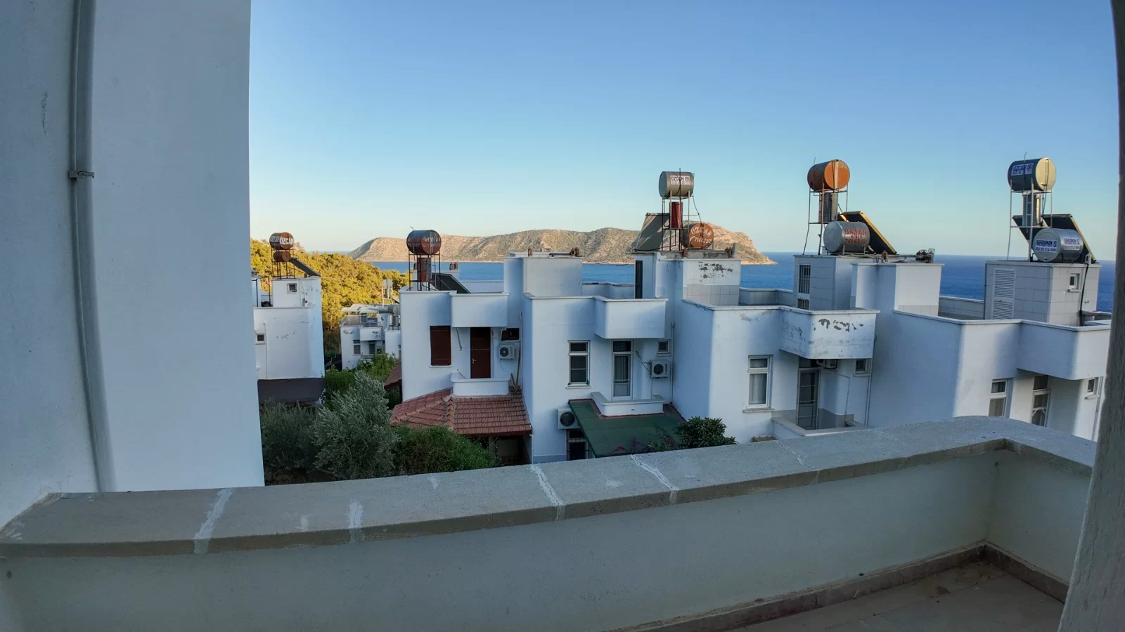 MAVİ KENT'te DOĞAYLA İÇ İÇE DENİZ MANZARALI SATILIK YAZLIK