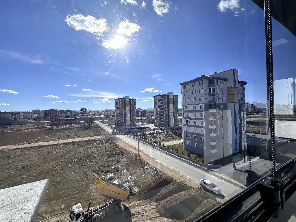 YENİŞEHİR MAH.de ÖZEL TERASLI 4+1 SATILIK DAİRE