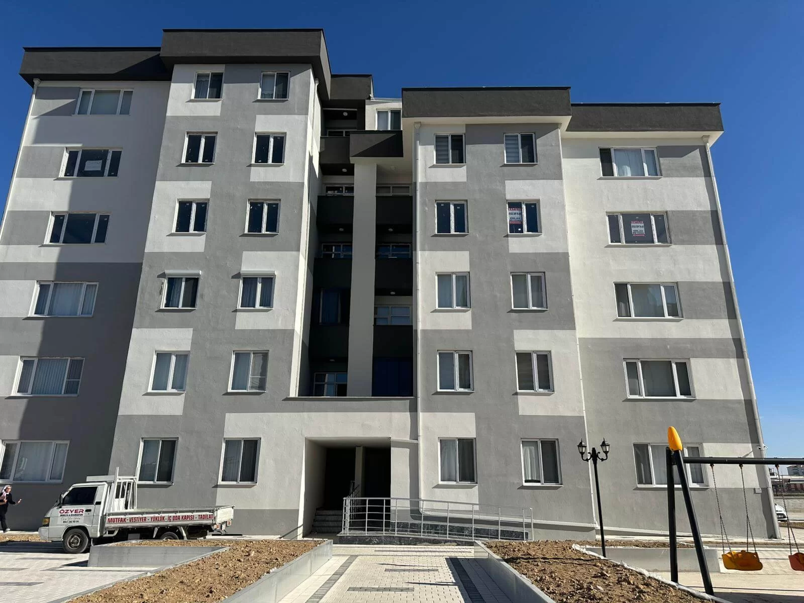 YENİŞEHİR MAH.de ÖZEL TERASLI 4+1 SATILIK DAİRE