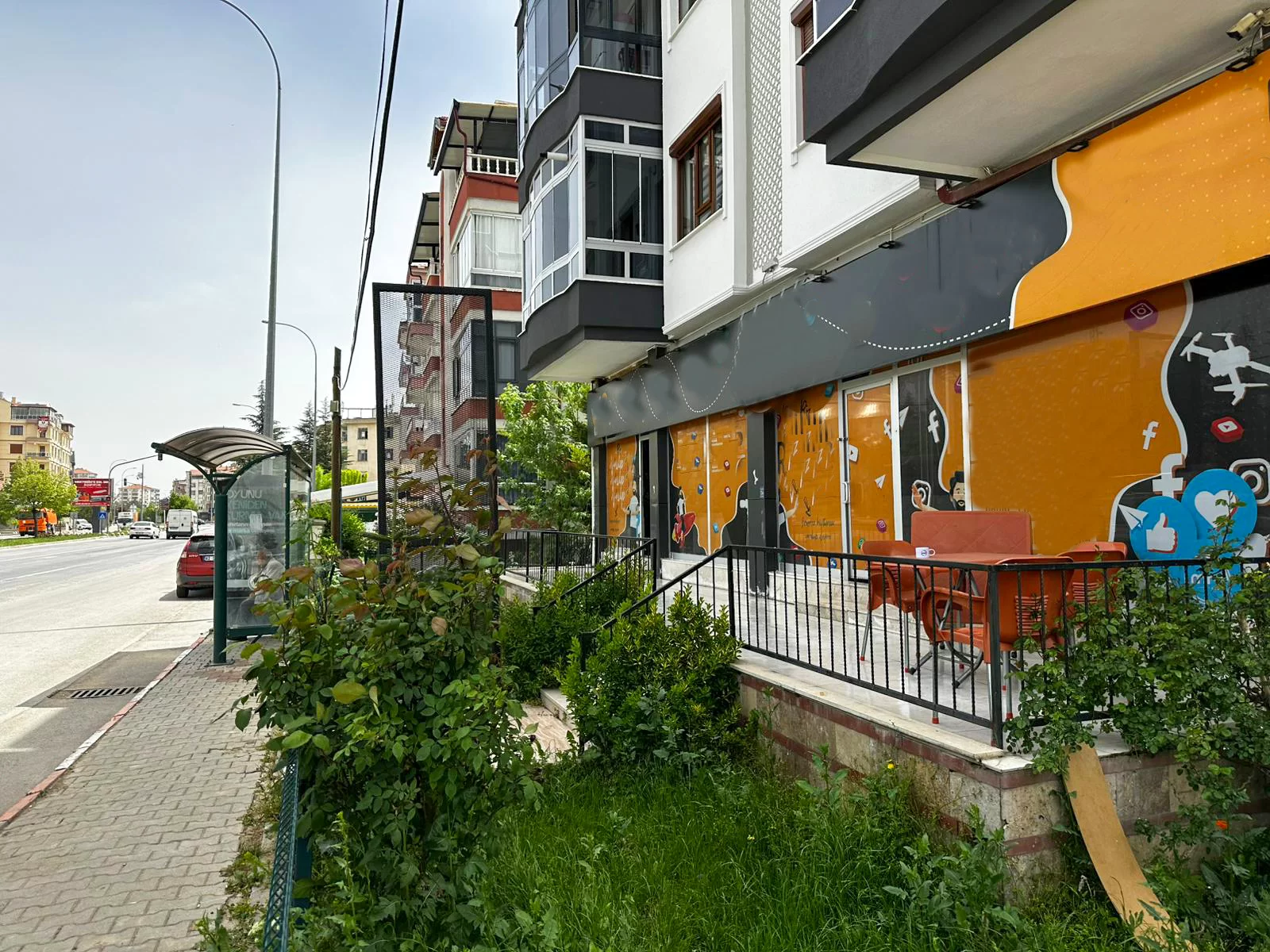 HACI CELAL MAH.de CADDE CEPHELİ SATILIK DÜKKAN