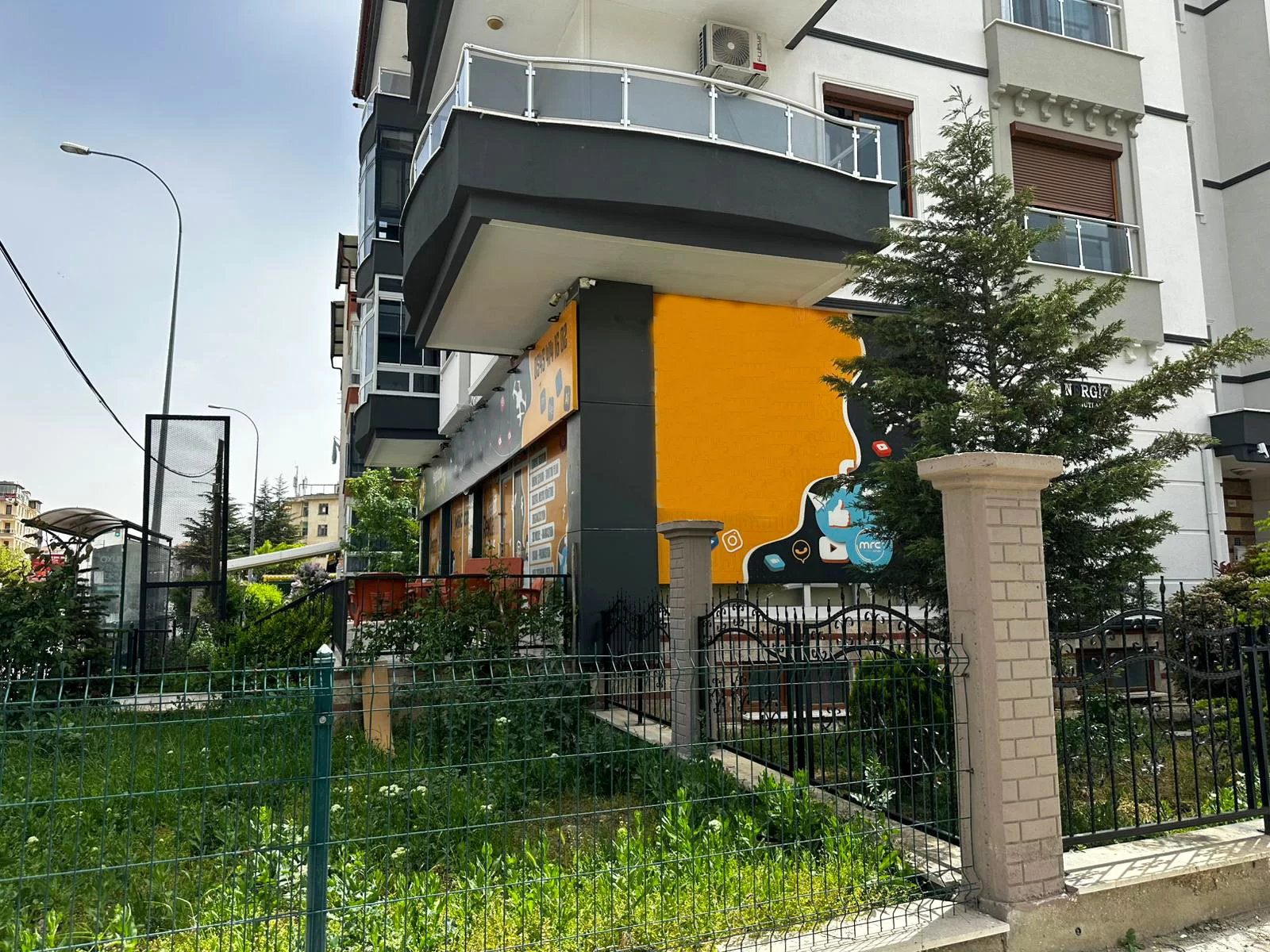 HACI CELAL MAH.de CADDE CEPHELİ SATILIK DÜKKAN