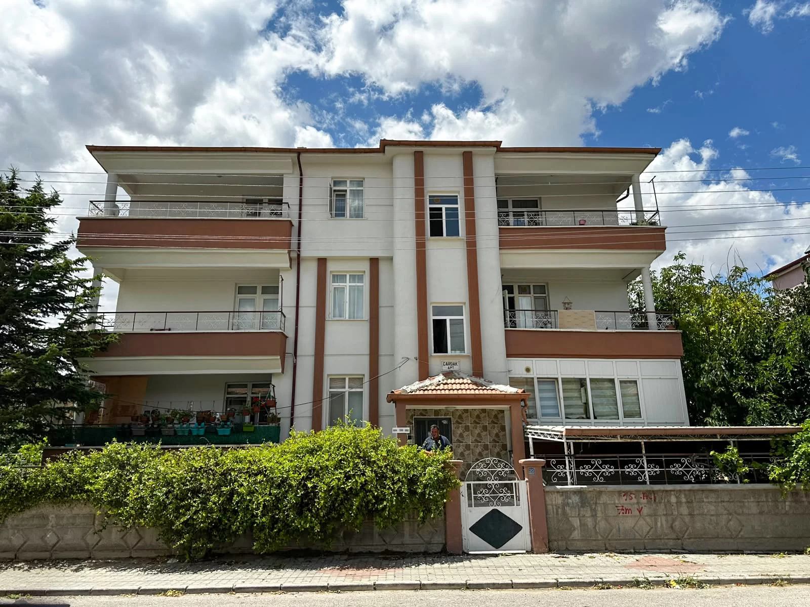 Hisar Mah'de 3 Katlı Komple Satılık Bina